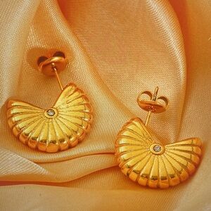 Elegant Gold Shell Earrings